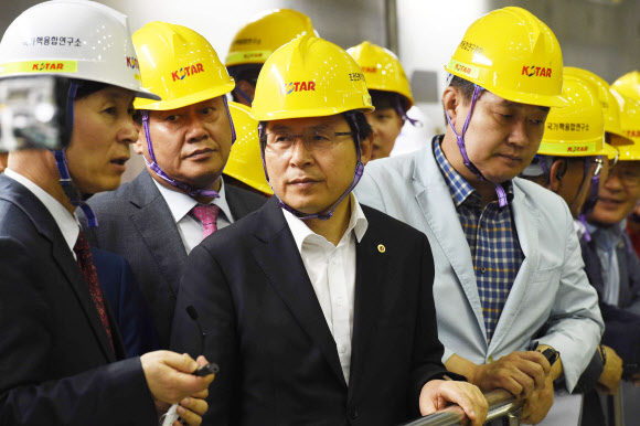 황교안(가운데) 자유한국당 대표가 15일 대전 유성 국가핵융합연구소를 찾아 관계자의 설명을 듣고 있다. 대전 연합뉴스