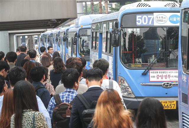 서울역 버스종합환승센터 정류장에서 승객들이 줄을 서서 버스를 기다리고 있다. 뉴스1