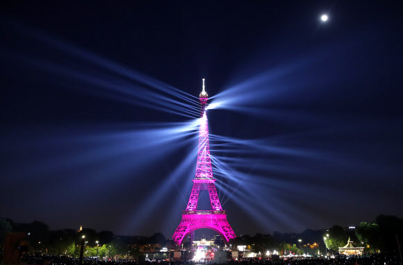 15일(현지시간) 에펠탑 건립 130주년을 맞아 화려한 조명쇼가 펼쳐지고 있다. 역대 최대 규모 기획된 이번 조명쇼는 15~17일 사흘간 오후 10시부터 자정까지 매시 정각에 12분간 선보인다. AP 연합뉴스