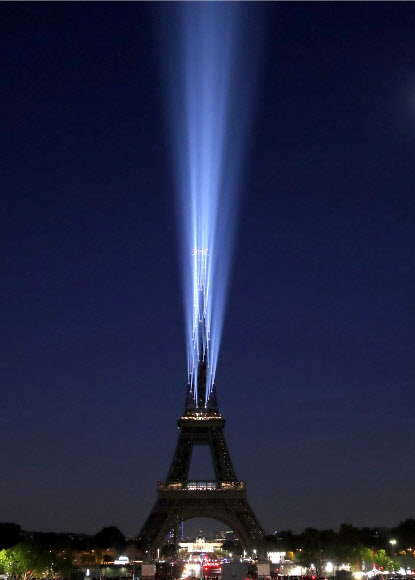 15일(현지시간) 에펠탑 건립 130주년을 맞아 화려한 조명쇼가 펼쳐지고 있다. 역대 최대 규모 기획된 이번 조명쇼는 15~17일 사흘간 오후 10시부터 자정까지 매시 정각에 12분간 선보인다. AP 연합뉴스