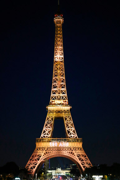 15일(현지시간) 에펠탑 건립 130주년을 맞아 화려한 조명쇼가 펼쳐지고 있다. 역대 최대 규모 기획된 이번 조명쇼는 15~17일 사흘간 오후 10시부터 자정까지 매시 정각에 12분간 선보인다. AFP 연합뉴스