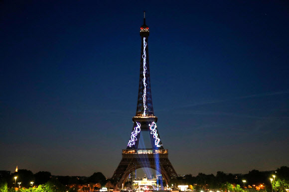 15일(현지시간) 에펠탑 건립 130주년을 맞아 화려한 조명쇼가 펼쳐지고 있다. 역대 최대 규모 기획된 이번 조명쇼는 15~17일 사흘간 오후 10시부터 자정까지 매시 정각에 12분간 선보인다. AFP 연합뉴스