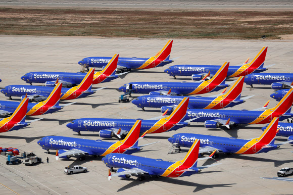 사우스웨스트 항공의 보잉 737맥스8 기종 여객기들이 미국 캘리포니아주 빅터빌 공항 활주로에 세워져 있는 모습. 2019.05.16 빅터빌 AFP 연합뉴스