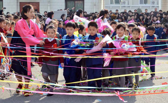 개학 맞은 북한 어린이