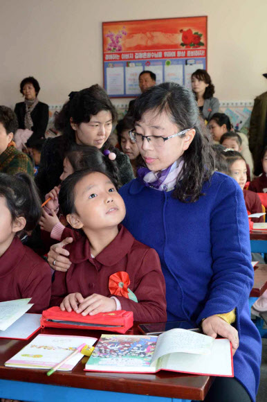 평양 소학교 선생님과 아이들
