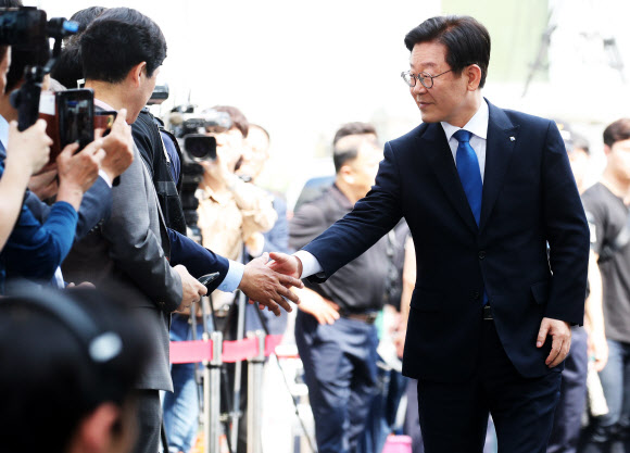 1심 선고공판 출석하는 이재명 경기지사