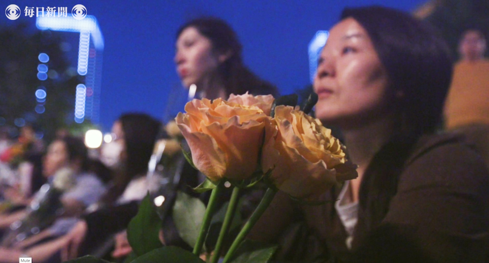 지난 11일 일본 도쿄역 앞 광장에서 열린 ‘플라워 데모’에서 성폭력 피해자 지원단체 및 인권단체 등 회원들이 꽃을 들고 성폭력 피해자의 증언을 듣고 있다. <마이니치신문 보도 화면 캡처>