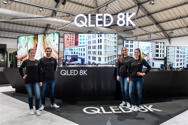 삼성전자 모델들이 지난 2월 유럽 포르투갈에서 진행된 ‘삼성포럼 유럽 2019’ 행사에서 2019년형 QLED 8K TV 라인업을 소개하고 있다.  삼성전자 제공