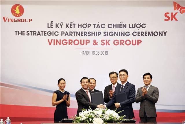 박원철(오른쪽 두 번째) SK동남아투자법인 대표와 응우옌비엣꽝(왼쪽 두 번째) 빈그룹 부회장이 16일(현지시간) 베트남 하노이 빈그룹 본사에서 전략적 파트너십을 맺는 협약을 체결하고 있다.  SK 제공