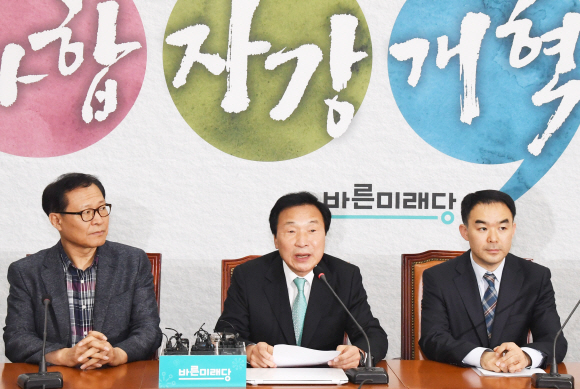 손학규(가운데) 바른미래당 대표가 16일 국회에서 기자간담회를 열고 당내의 퇴진 요구에 거부 의사를 밝히고 있다.  김명국 선임기자 daunso@seoul.co.kr