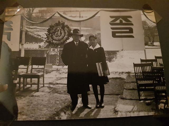 1971년 2월 진승록 전 서울대 법과대학장이 중학교 졸업식을 맞이한 막내딸 진미경 교수와 함께 찍은 사진 진미경 교수 제공