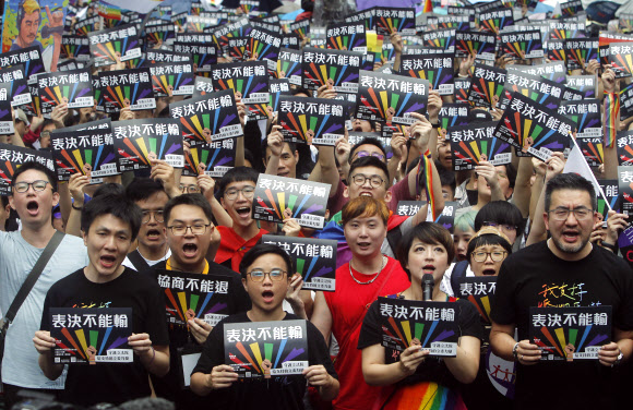 대만 수도 타이베이 의회 건물 앞에 운집한 동성애 권리단체 회원들이 17일 의회 표결 도중 ‘표결에서 질 수가 없다’는 플래카드를 내보이며 구호를 외치고 있다. 타이베이 AP 연합뉴스 