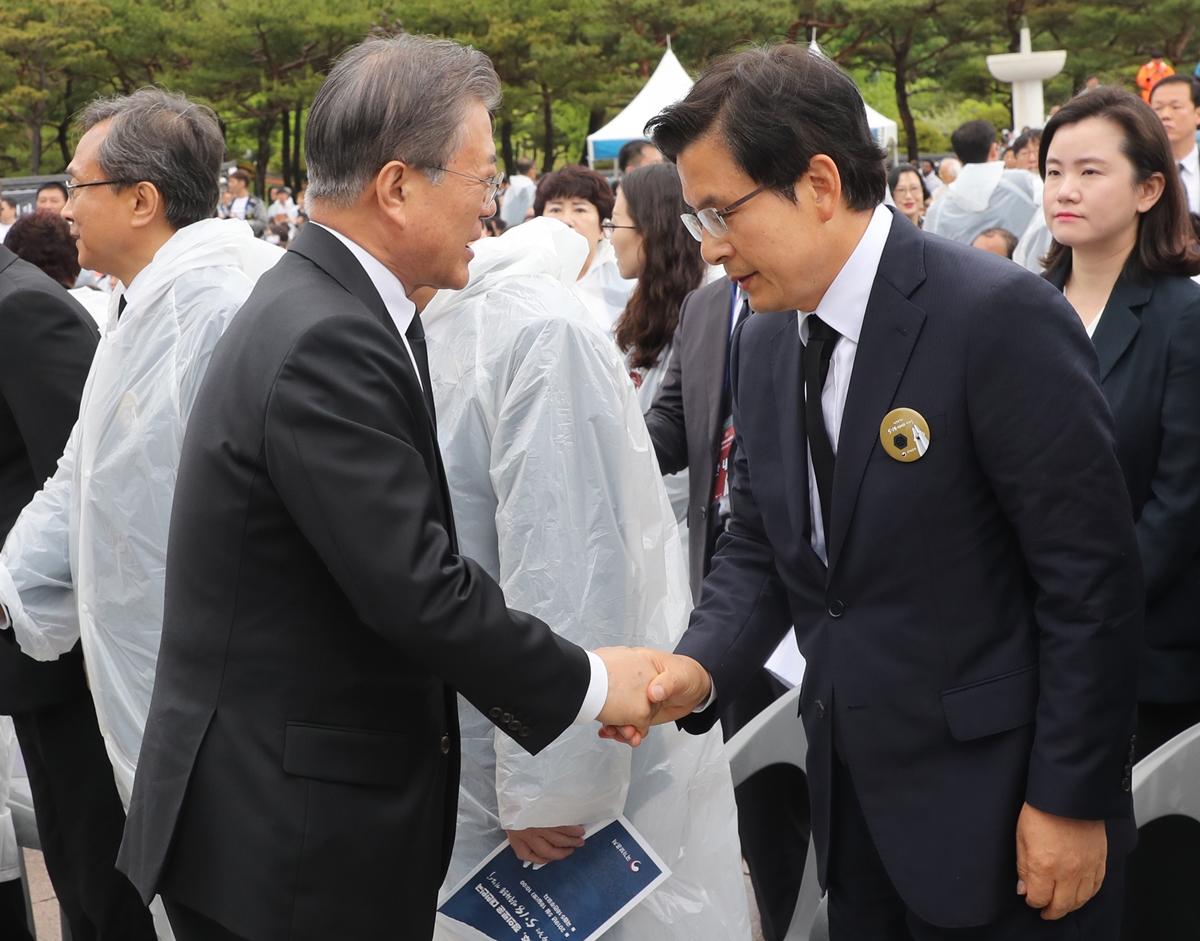 문재인(앞줄 왼쪽) 대통령과 황교안 자유한국당 대표가 18일 오전 광주 국립 5·18민주묘지에서 열린 제39주년 5·18 민주화운동 기념식에서 악수하고 있다. 2019.5.18 연합뉴스