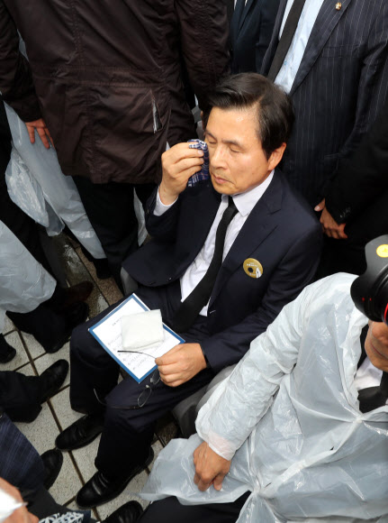 얼굴 닦는 황교안 대표