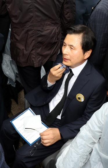 얼굴 닦는 황교안 대표