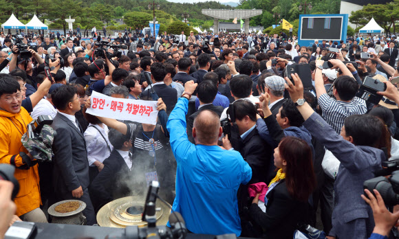 시민들에 막혀 분향 못 하는 황교안