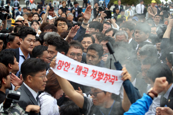 거센 항의에 분향 못 하는 황교안