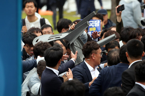 황교안에게 날아드는 의자