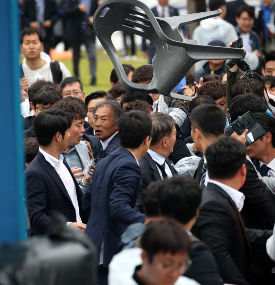 황교안에게 날아드는 의자