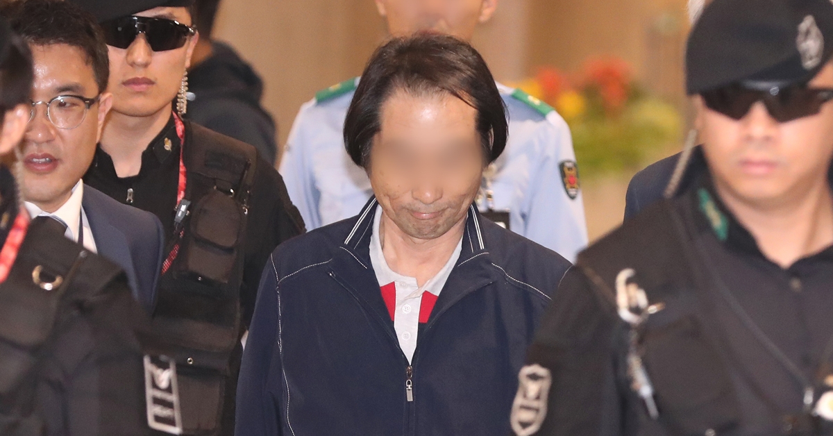 지난해 7월 리비아 무장세력에 납치됐던 한국인 주모(가운데)씨가 피랍 315일 만에 석방돼 18일 오전 인천국제공항을 통해 귀국하고 있다. 2019.5.18 연합뉴스
