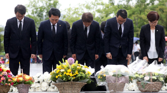 청와대 1기 참모진 노무현 전 대통령 묘역 참배