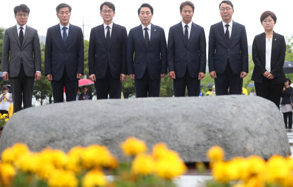 靑 1기 참모, 노무현 전 대통령 묘역 참배