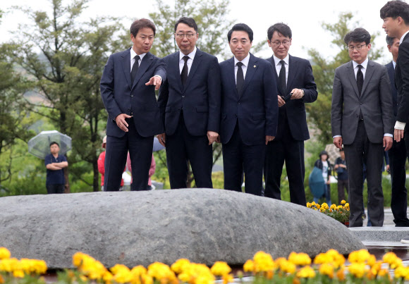 봉하마을 찾은 임종석