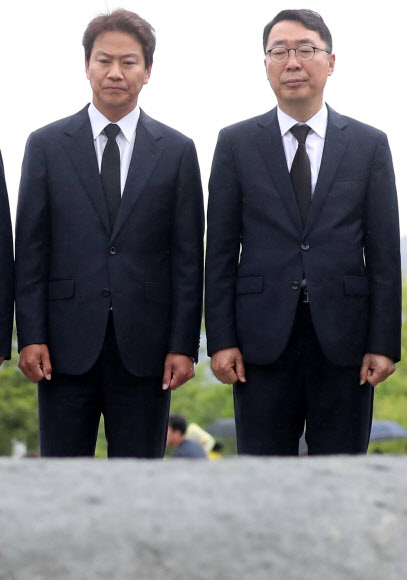 임종석 전 실장, 노무현 전 대통령 묘역 참배