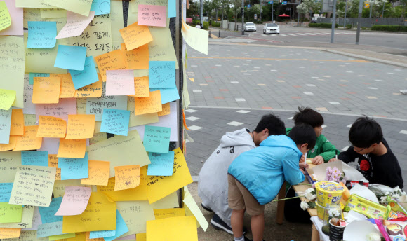 ‘천국에서 행복해’ 추모글 남기는 아이들