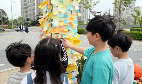 ‘아프지 마’ 축구클럽 사고 추모글 남기는 아이들