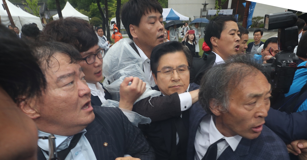 황교안(가운데) 당시 자유한국당 대표가 2019년 5월 18일 오전 광주 국립 5·18민주묘지에서 열리는 제39주년 5·18민주화운동 기념식에 참석하려다 시민들의 항의를 받고 있다. 2019.5.18 연합뉴스