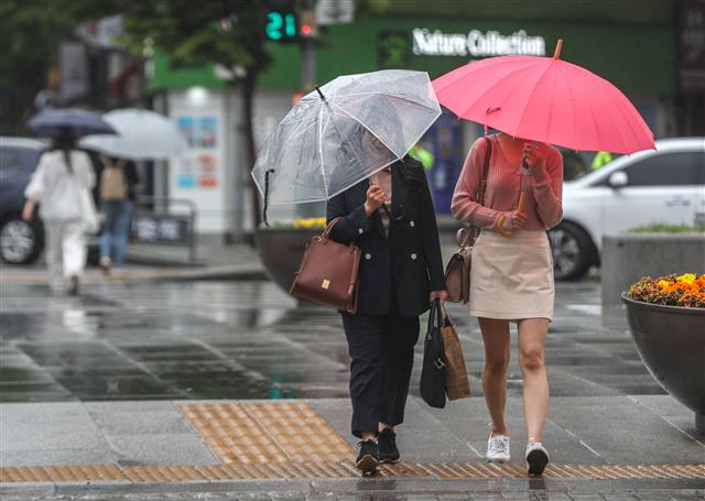 전국에 비소식이 예고된 19일 오전 서울 광화문네거리에서 시민들이 우산을 들고 발걸음을 재촉하고 있다. 2019.5.19 뉴스1