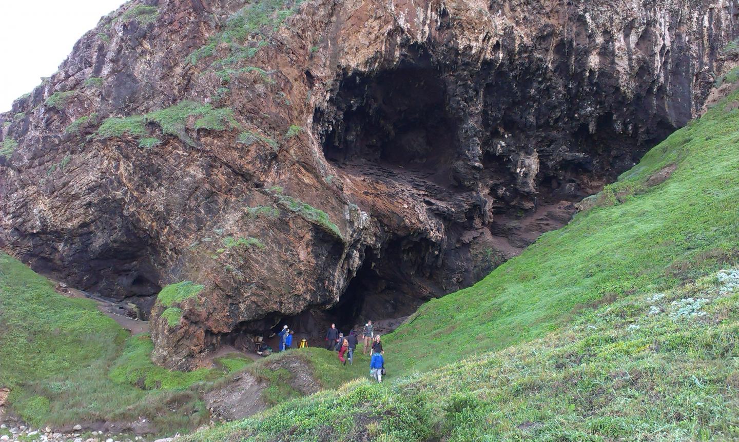 이번에 곡물을 불에 익혀먹은 흔적이 발견된 남아공의 한 동굴 전경 英케임브리지대 제공