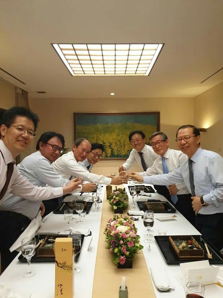 정운현 국무총리 비서실장(오른쪼 가운데)이 지난 15일 서울 성북동 주한 일본 대사관저에서 나가미네 야스마사 주한 일본 대사(왼쪽에서 세번째) 일행과 함께 저녁을 먹고 있다.