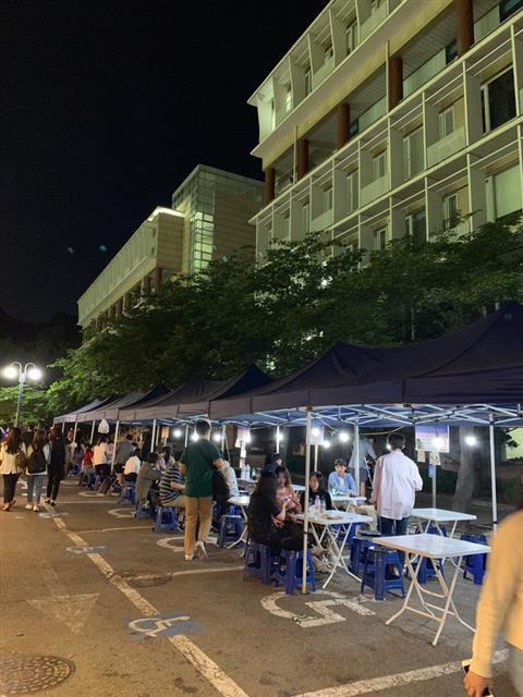 지난 16일 서울의 한 대학 축제 주점에 손님이 없어 한산한 모습이다. 술을 판매하지 않은 이후로 매출이 급감하고 손님도 줄었다는 것이 주점을 운영하는 학생들의 설명이다.