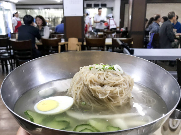 서울 지역 냉면 평균 가격이 한 그릇에 9000원까지 육박한 19일 서울 시내의 한 평양냉면집을 찾은 시민들의 모습. 연합뉴스