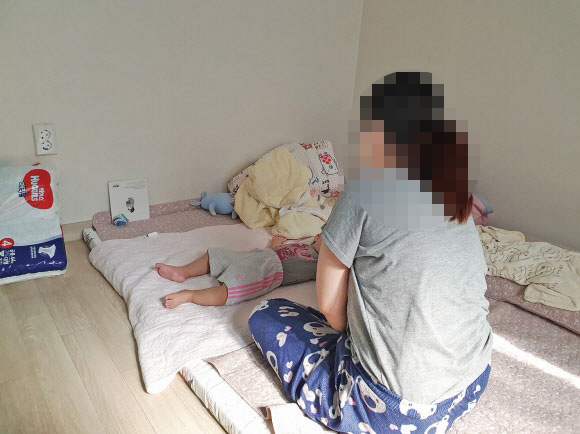 인천에 위치한 청소년 미자립가정 지원시설 킹메이커의 도움을 받아 마련한 집에서 한 미혼모가 아이를 돌보고 있다.  이근아 기자 leegeunah@seoul.co.kr