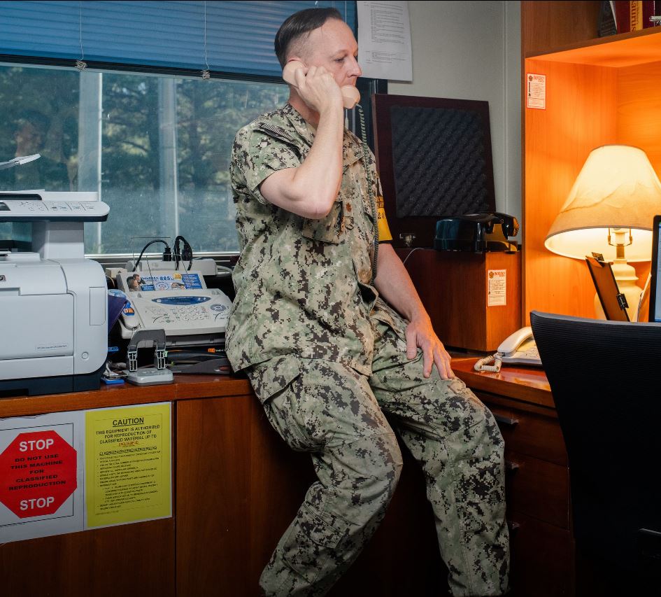 이달 중순 판문점 남쪽 유엔사 사무실에서 핑크빛 직통전화 수화기를 들고 북쪽 병사와 대화를 주고받는 다니엘 맥셰인 대위. WSJ 홈페이지 캡처