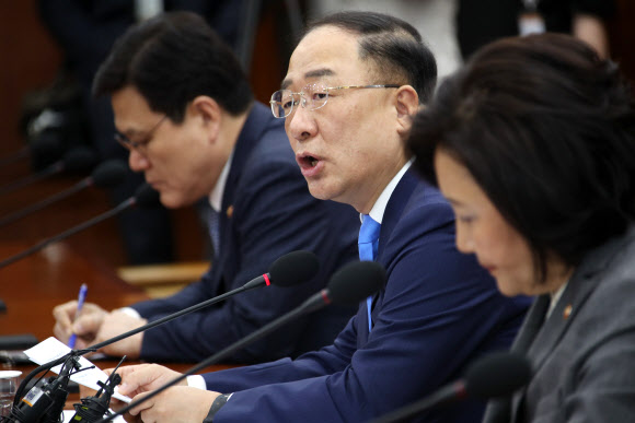 대외경제장관회의서 발언하는 홍남기 부총리