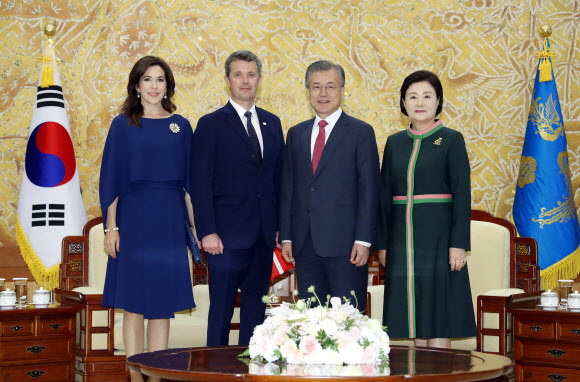 덴마크 왕세자 내외와 기념촬영하는 문 대통령 내외