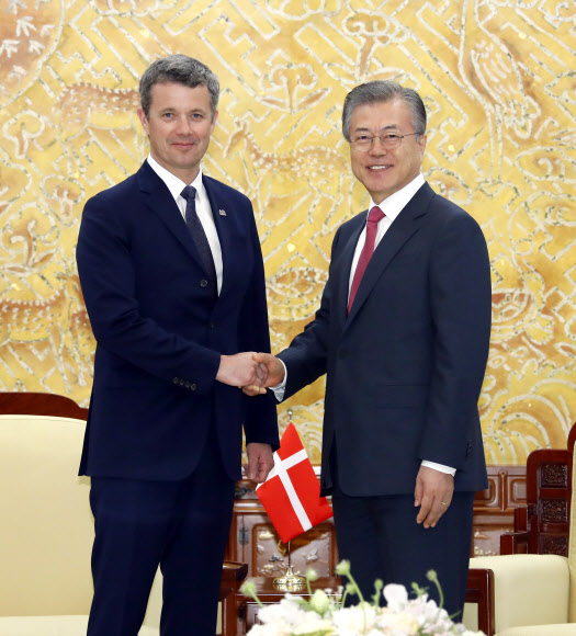 문 대통령, 프레데릭 덴마크 왕세자와 악수