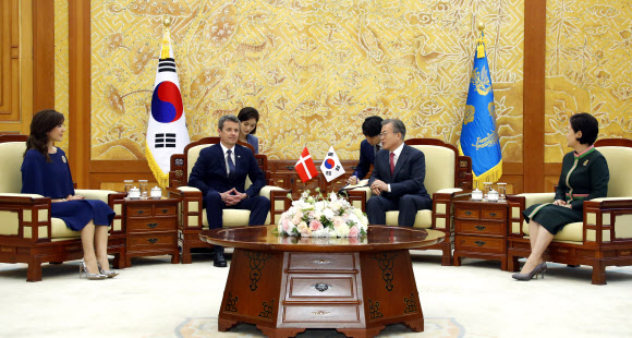 문 대통령, 덴마크 왕세자 내외 접견