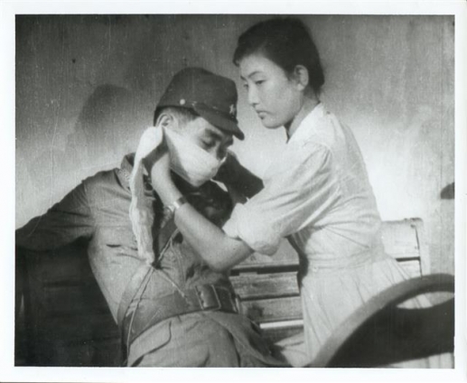 영화 ‘자유만세’에서 최한중(전창근)을 탈출시키는 간호사 혜자(황려희). <br>한국영상자료원 제공