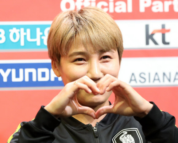 20일 오후 서울 강남구 스타필드 코엑스몰에서 열린 2019 프랑스 여자월드컵 대표팀 미디어데이 행사에서 여민지가 하트 세리머니를 해보이고 있다. 2019.5.20  연합뉴스