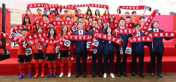 20일 오후 서울 강남구 스타필드 코엑스몰에서 열린 2019 프랑스 여자월드컵 대표팀 출정식에서 선수단이 기념촬영을 하고 있다. 2019.5.20  연합뉴스