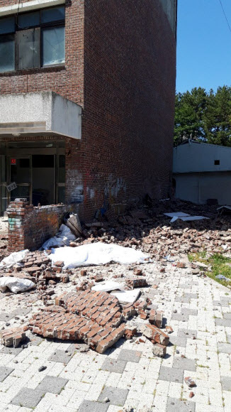 벽돌 외벽 붕괴된 부산대 미술관