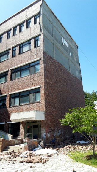 벽돌 외벽 붕괴된 부산대 미술관