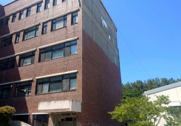 건물 외벽 벽돌 와르르 무너진 부산대 건물