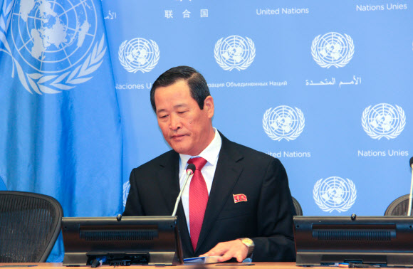 김성 유엔주재 북한 대사가 21일(현지시간) 미국 뉴욕 유엔본부에서 기자회견을 하고 있다. 김 대사는 미국 정부의 북한 화물선 ‘와이즈 어니스트’(Wise Honest)호의 압류에 대해 “불법 무도한 행위”라면서 즉각 반환을 요구했다. 2019.5.22  연합뉴스