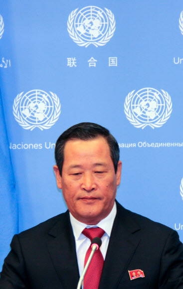 김성 유엔주재 북한 대사가 21일(현지시간) 미국 뉴욕 유엔본부에서 기자회견을 하고 있다. 김 대사는 미국 정부의 북한 화물선 ‘와이즈 어니스트’(Wise Honest)호의 압류에 대해 “불법 무도한 행위”라면서 즉각 반환을 요구했다. 2019.5.22  연합뉴스